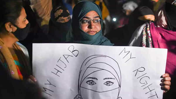 Karnataka Hijab Row: డ్రెస్ కోడ్ సమానత్వాన్ని సూచిస్తుంది.. అయితే ఇది అందరికీ వర్తించాలంటున్న మేధావులు..!