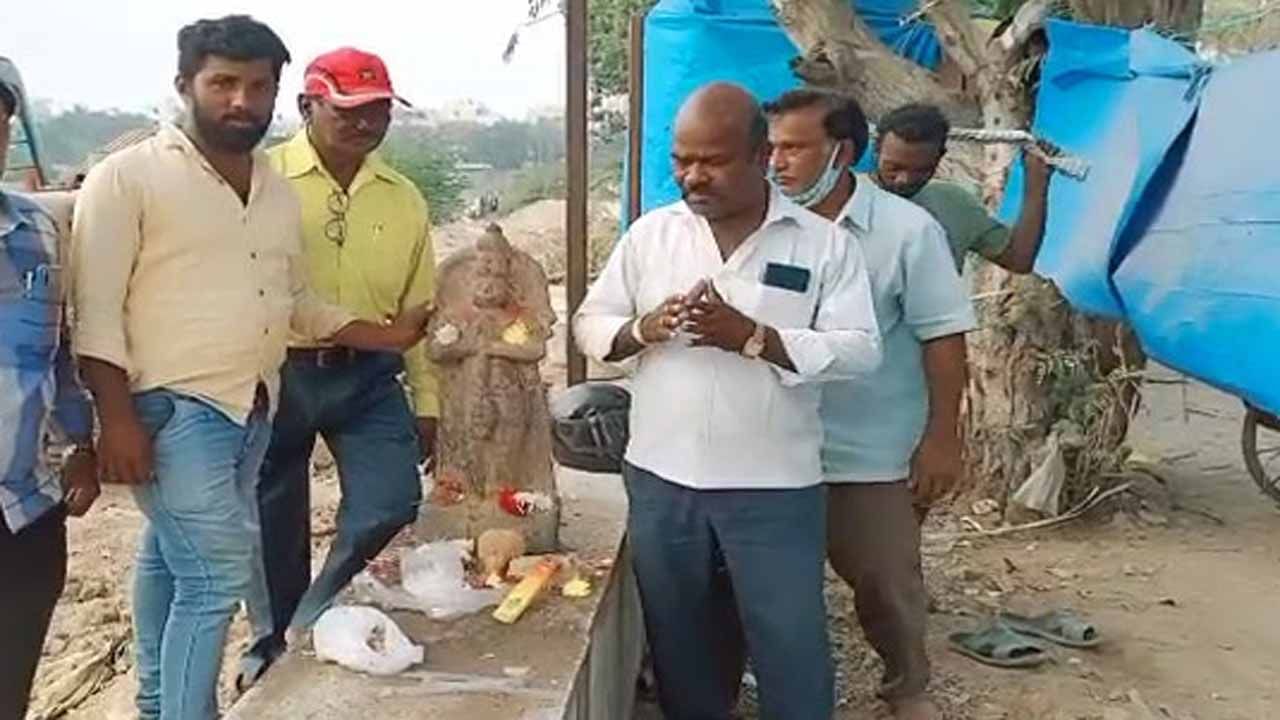 Hyderabad: భాగ్యనగరంలో అభివృద్ధి పనులు.. తవ్వకాల్లో బయట పడిన విగ్రహాలు