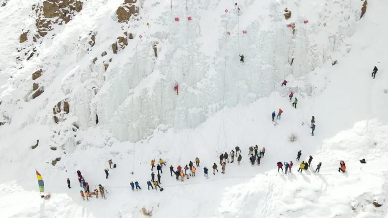 Ice Wall Climbing: లడఖ్‌లో తొలిసారిగా ఐస్ వాల్ క్లైంబింగ్ పోటీలు.. భారీగా పాల్గొన్న పర్వతారోహకులు