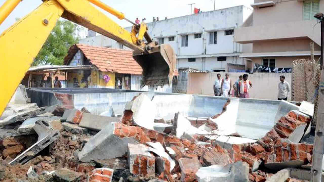 Hyderabad Illegal Construction: జీహెచ్ఎంసీ పరిధిలో రెచ్చిపోతున్న అక్రమార్కులు.. నాయకులే రియల్టర్లైతే ఇలాగే ఉంటుంది మరి..