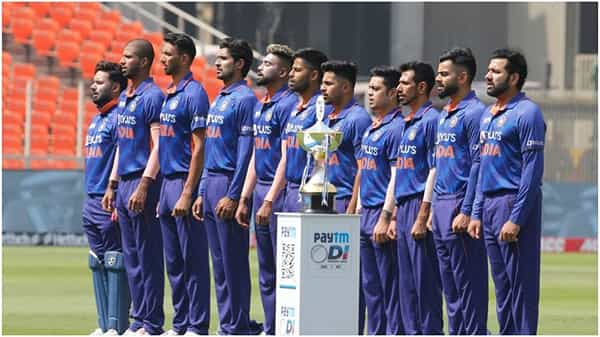 IND vs WI: లతా మంగేష్కర్ మృతికి సంతాపం తెలిపిన టీమ్ ఇండియా..1000వ వన్డేలో నల్ల బ్యాండ్ ధరించి మైదానంలోకి..