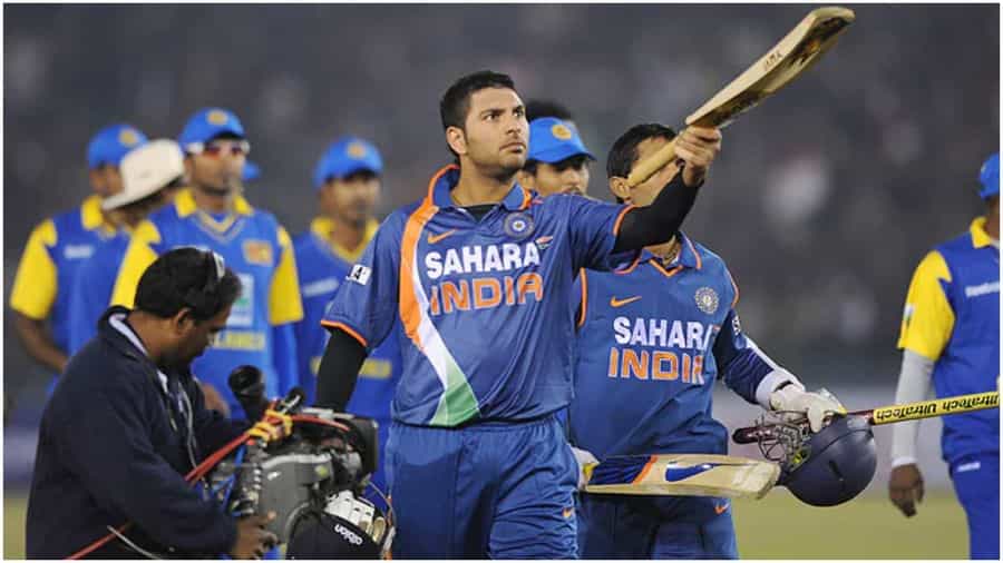 భారత్ - 211/4 VS శ్రీలంక, 2009: మొహాలీ గ్రౌండ్లో సెహ్వాగ్, యువరాజ్ల దూకుడుతో లంక బౌలర్లు తేలిపోయారు. డిసెంబర్ 12న జరిగిన ఆ మ్యాచ్లో శ్రీలంక నిర్దేశించిన 207 పరుగుల లక్ష్యాన్ని ఛేదించిన భారత్.. 211 పరుగులు చేసింది. సెహ్వాగ్ 36 బంతుల్లో 64 పరుగులు, యువరాజ్ 25 బంతుల్లో 60 పరుగులు చేశారు. ఇరు జట్ల మధ్య ఇది మూడో అతిపెద్ద స్కోరుగా నిలిచింది.(ఫోటో:AFP)