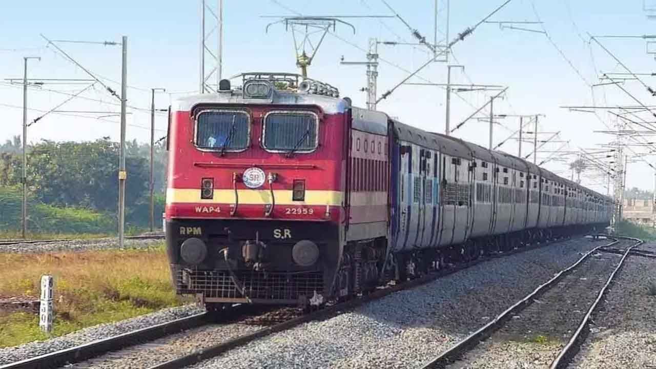 Indian Railways: రైల్వే ప్రయాణికులకు గమనిక.. ఈ విషయంలో మీకు నష్టపరిహారం అందుతుంది..!
