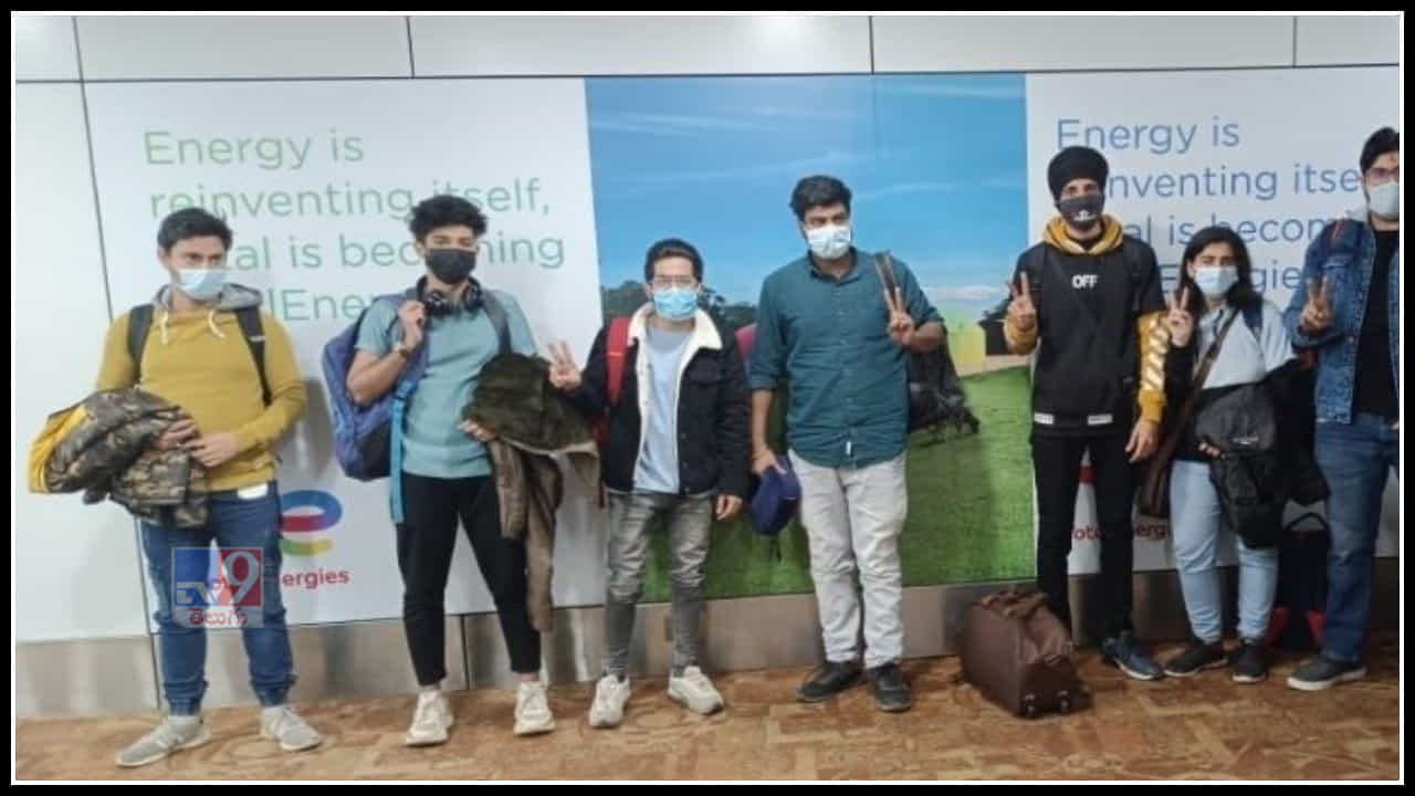 ఉక్రెయిన్ నుండి భారతీయ నివాసులను మరియు స్టూడెంట్స్ ను ప్రత్యేక విమానంలో ఇండియాకు తరలిస్తున్న ఫొటోస్