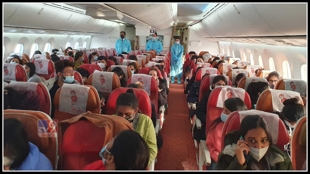 ఉక్రెయిన్ నుండి భారతీయ నివాసులను మరియు స్టూడెంట్స్ ను ప్రత్యేక విమానంలో ఇండియాకు తరలిస్తున్న ఫొటోస్