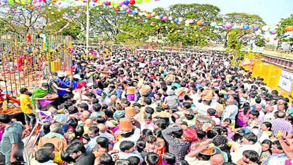 Medaram Maha Jatara 2022: ఆ నాలుగు రోజులూ మహానగరంగా మారిపోయే కుగ్రామం