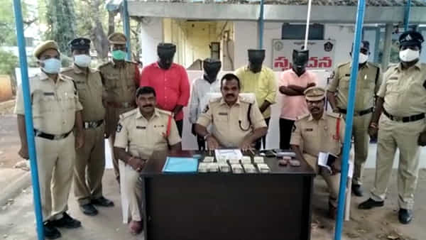 AP Crime: సచివాలయంలో ఉద్యోగం.. నెలకు రూ.డెబ్భై వేలు జీతం.. జాబ్ పేరుతో టోకరా.. చివరకు