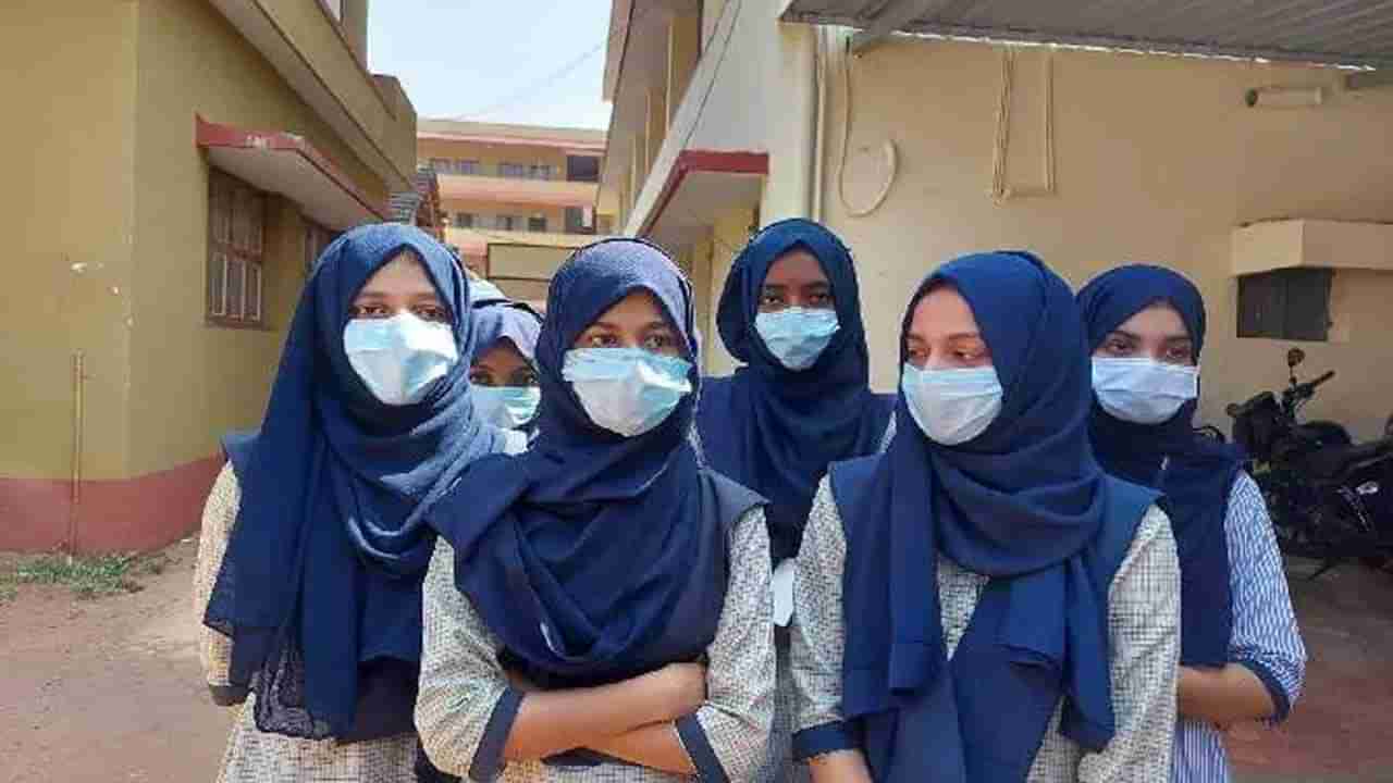 Karnataka Hijab Row: కర్ణాటకలో విద్యార్థుల ఆందోళనల వెనుక రాజకీయ కారణాలు?