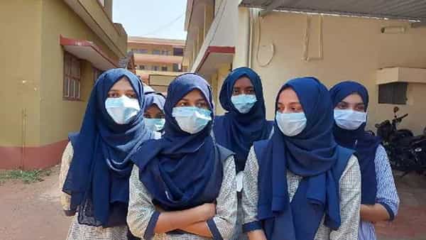 Karnataka Hijab Row: కర్ణాటకలో నేటి నుంచి తెరచుకోనున్న పాఠశాలలు.. కళాశాలలు, యూనివర్సిటీల రీఓపెనింగ్పై ఇంకా వీడని సందిగ్ధత..