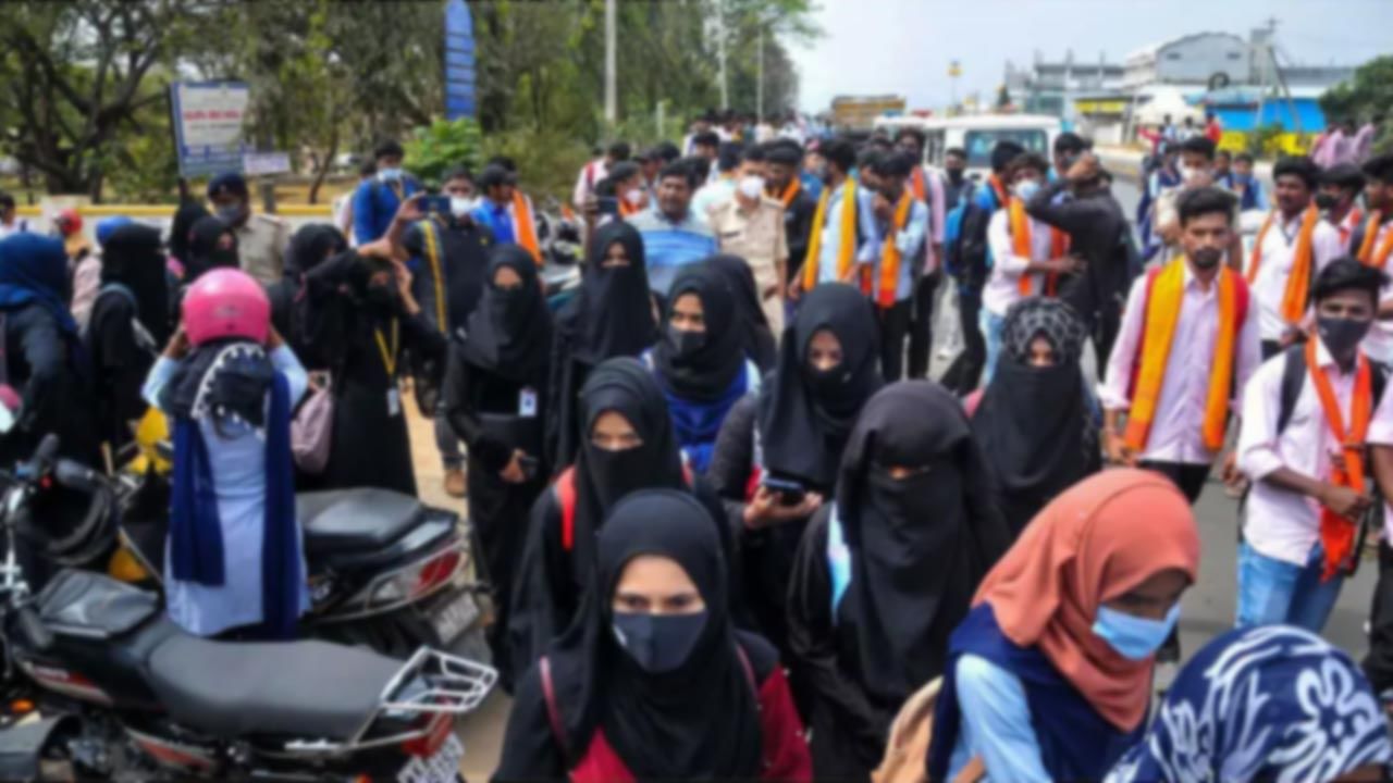 Karnataka hijab row: రాజకీయ చదరంగంలో పావులుగా మారుతున్న విద్యాక్షేత్రాలు