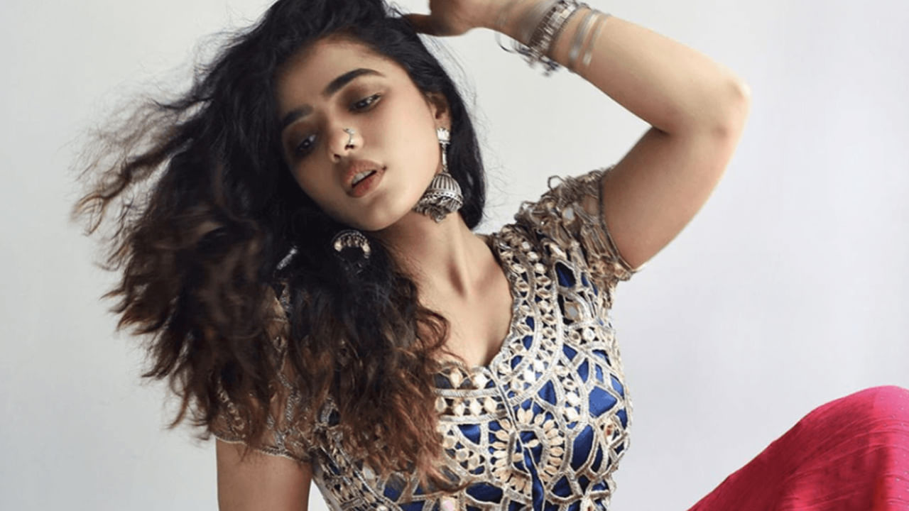  అది అలా ఉంటే ఉత్తరాదికి చెందిన ఈ భామ తన అందచందాలతో పిచ్చెక్కిస్తోంది.