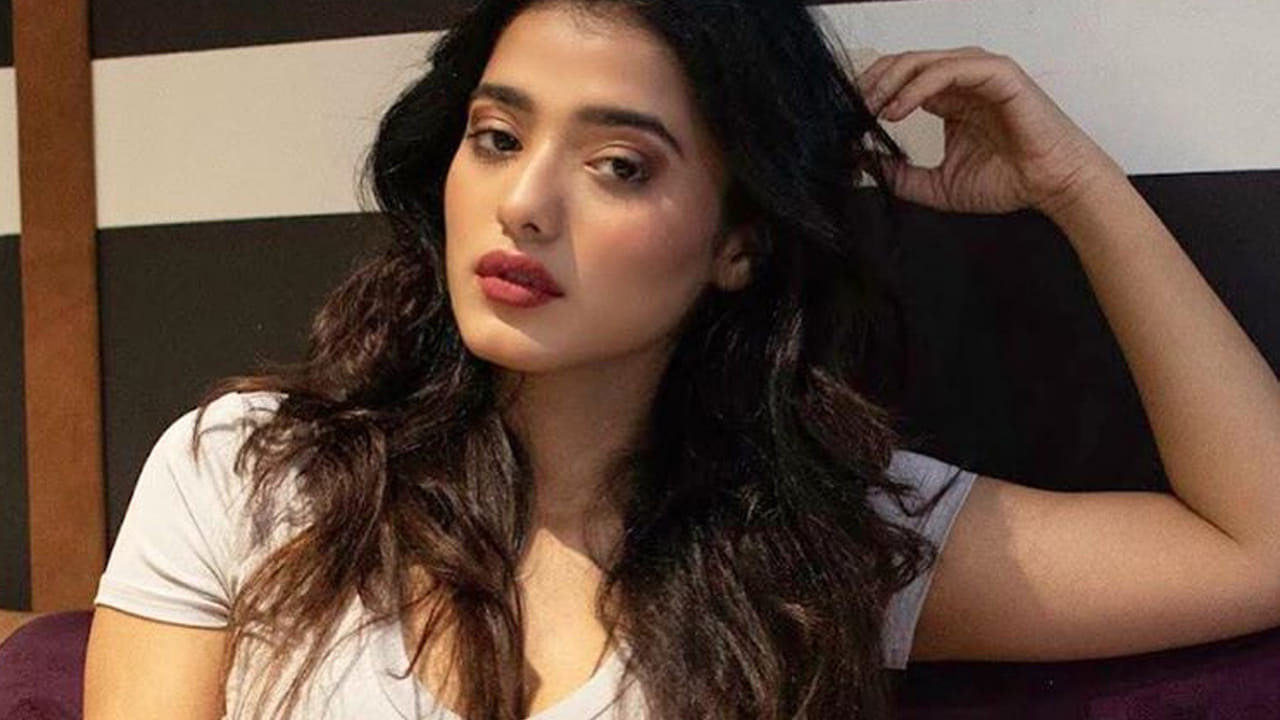  ఈ సినిమా మంచి విజయాన్ని సాధిస్తే ఈ అమ్ముడుకి తెలుగులో మంచి అవకాశాలు వస్తాయి. అదే ఈ సినిమా ఏమాత్రం తేడా కొట్టినా తెలుగులో కేతిక కెరీర్ డేంజర్ జోన్ కు వెళ్ళిపోతుంది. 