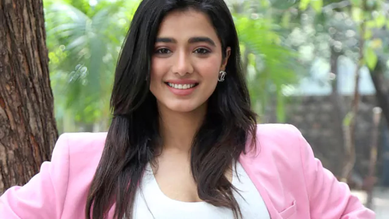  వైష్ణవ్ తేజ్ హీరోగా తమిళ అర్జున్ రెడ్డిని తెరకెక్కించి సక్సెస్ అందుకున్న గిరీశయ్య దర్శకత్వంలో రూపొందుతున్న రంగ రంగ వైభవంగా సినిమాలో కేతిక శర్మ క్యూట్ లుక్ లో అలరిస్తుంది. చూడాలి మరి ఏమవుతుందో..