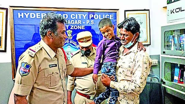 హైదరాబాద్ లో అదృశ్యమైన చిన్నారి.. ఢిల్లీలో ప్రత్యక్షం.. చివరికి ఏం జరిగిందంటే