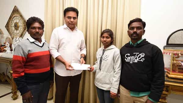 Hyderabad: మరోసారి మంచి మనసు చాటుకున్న మంత్రి కేటీఆర్.. ఇద్దరు బాలికలకు ఆర్థిక సాయం..!