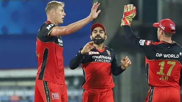 IPL 2022: అతను వికెట్ తీస్తే రూ. 1.66 కోట్లు.. గతేడాది టాప్ ప్లేస్లో నిలిచిన ఆర్సీబీ బౌలర్.. ఈ ఏడాది మాత్రం..