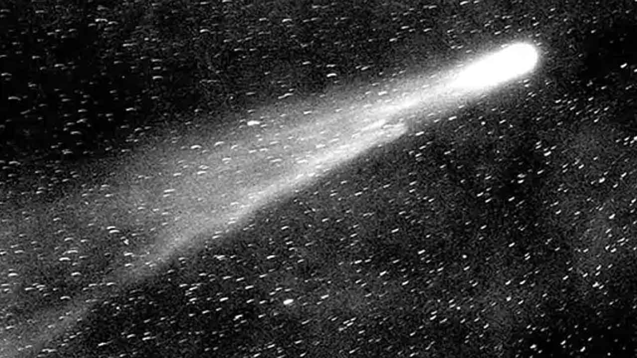 Largest Comet: అతి పెద్ద తోకచుక్కను కనుగొన్న శాస్త్రవేత్తలు.. దాని పొడవు తెలిస్తే ఉలిక్కిపడతారు!