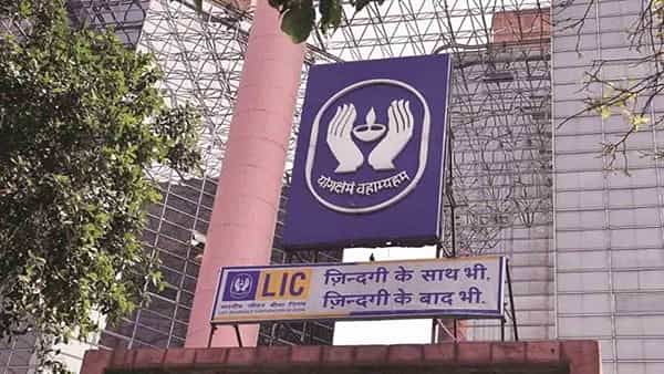 LIC Policyholders: ఎల్ఐసీ పాలసీదారులకు అలర్ట్.. ఫిబ్రవరి 28లోగా ఆ వివరాలు అప్డేట్ చేసుకోండి..!