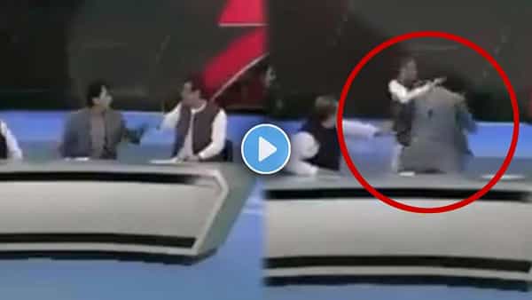 Viral Video: లైవ్ డిబేట్లో పొట్టు పొట్టుగా కొట్టుకున్నారు.. వైరల్ అవుతున్న షాకింగ్ వీడియో..