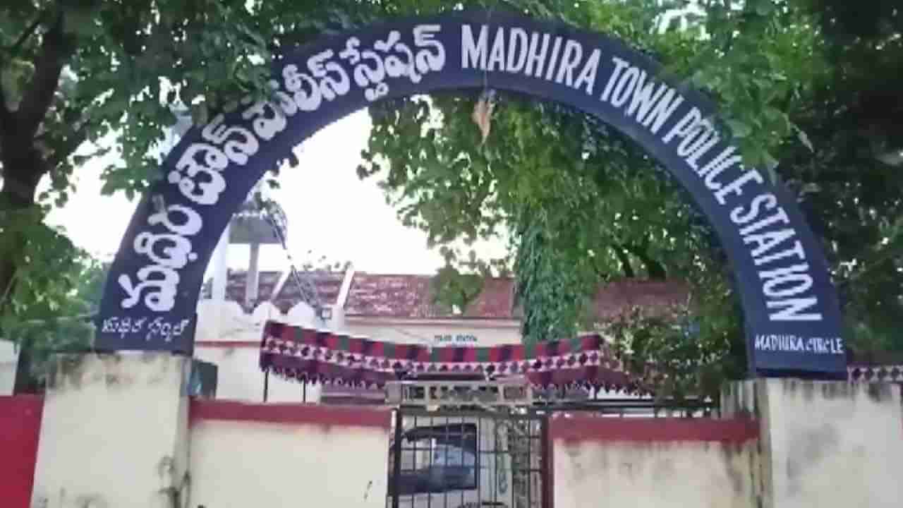 Madhira: సిరుల కోసం భార్యతో వైద్యుడి క్షుద్రపూజలు.. చివరికి ఆ పూజారితోనే సంసారం చేయాలంటూ