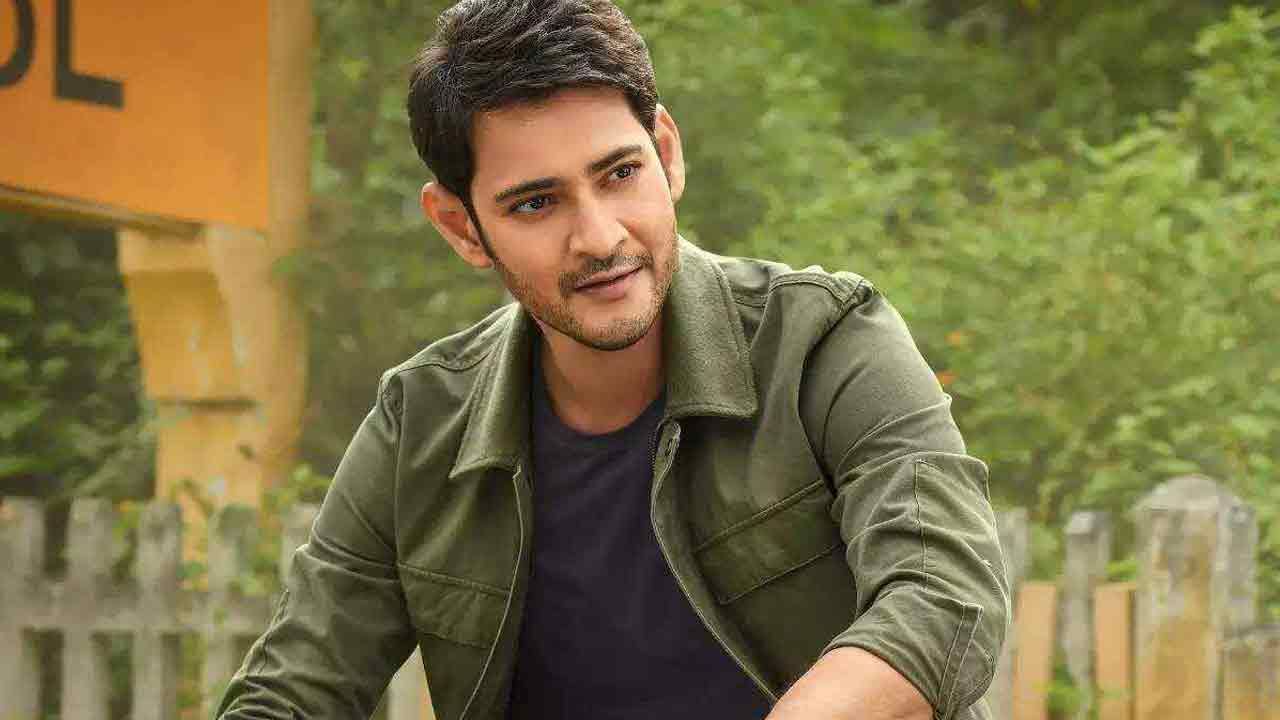 Mahesh Babu: మహేష్‏తో తలపడనున్న తమిళ్ స్టార్.. సూపర్ స్టార్ ఫ్యాన్స్‏కు త్రివిక్రమ్ అదిరిపోయే ట్రీట్..