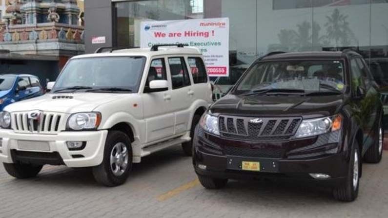 Mahindra Offers: కొత్త కారు కొనుగోలు చేసేవారికి మంచి ఆఫర్లు అందుబాటులో ఉన్నాయి. గతంలో కరోనా కారణంగా కార్ల అమ్మకాలు పూర్తిగా పడిపోగా, ప్రస్తుతం కరోనా నుంచి బయటపడుతున్న సందర్భంలో కార్ల అమ్మకాలు జోరుగా కొనసాగుతున్నాయి. తర్వాత విక్రయాలు జోరుగా సాగేందుకు ఆయా కార్ల తయారీ కంపెనీలు డిస్కౌంట్‌ ఆఫర్లు, ఎక్ఛేంజ్‌ ఆఫర్లు, క్యాష్‌బ్యాక్‌ ఆఫర్లు ప్రకటించాయి. 