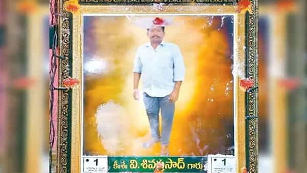 Telangana: ఫొటో ప్రేమ్ కట్టించుకుని.. పూజలు చేసి మరీ.. ఉరేసుకొని ఆత్మహత్య