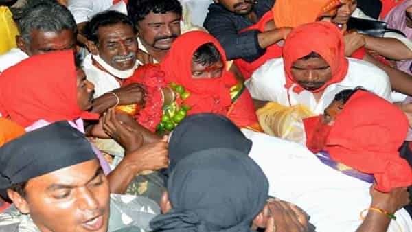 Medaram Jatara 2022: మేడారం మహాజాతరలో తొలిఘట్టం ఆవిష్కృతం.. గద్దె వద్దకు సారలమ్మ ఆగమనం...