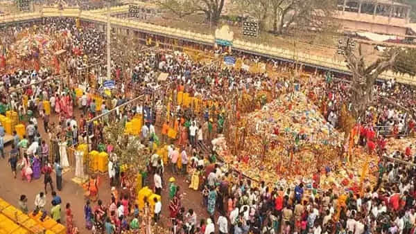 Medaram Jatara 2022: తెలంగాణ కుంభమేళా మేడారం జాతర ప్రారంభం.. భక్తులతో కిటకిటలాడుతున్న వనం..
