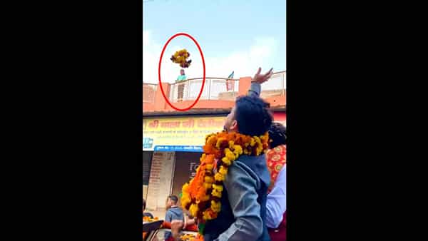 Viral Video: పాప కోరిక.. నింజా స్టైల్లో దండను విసిరిన మంత్రి.. వైరలవుతున్న వీడియో..