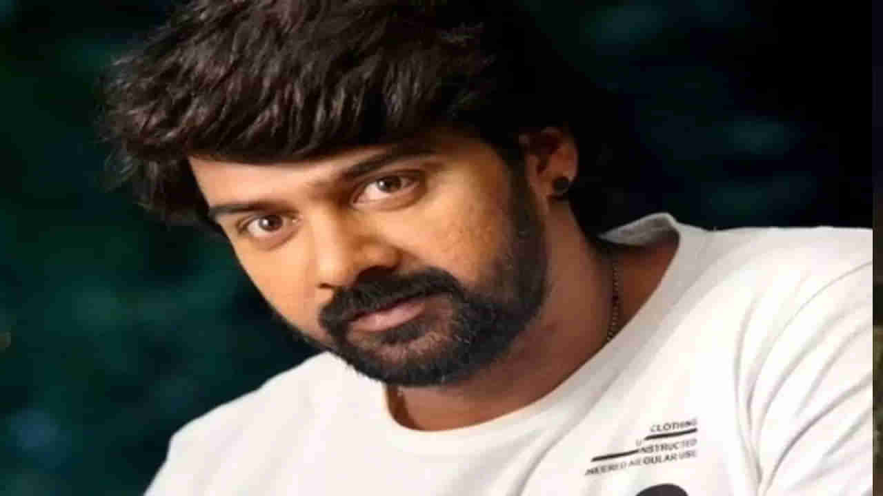 Naveen Chandra: ప్రేమికుల రోజున సతీమణిని పరిచయం చేసిన నవీన్‌ చంద్ర.. క్యూట్‌ కపుల్‌ అంటోన్న నెటిజన్లు..