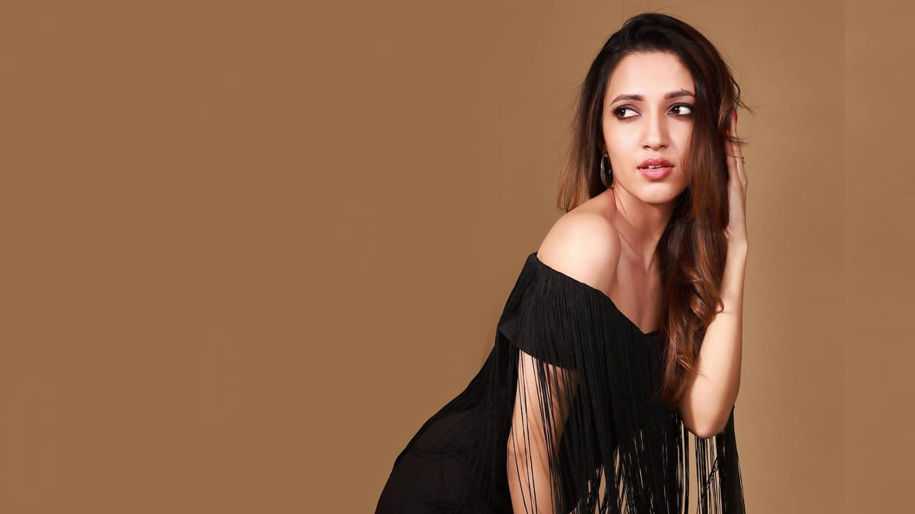 పూరి తనయుడితో మెహబూబాలో నటించిన ఈ బ్యూటీ తొలి సినిమాతోనే మంచి మార్కులు కొట్టేసింది