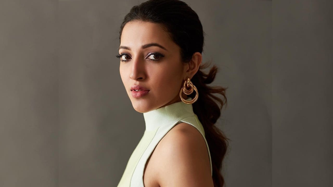 డీజే టిల్లూతో చాలా మంది ఫాలోవర్స్ ని సంపాదించింది. సిద్ధు కథానాయకుడిగా నటించిన ఈ సినిమాలో ఆమె యూత్ ఫుల్ రోల్ తో ఆకట్టుకుంది.