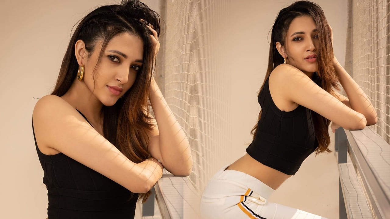 సోషల్ మీడియాలో నిత్యం హాట్ హాట్ ఫొటోలతో అభిమానులను ఆకట్టుకుంటుంది నేహా శెట్టి