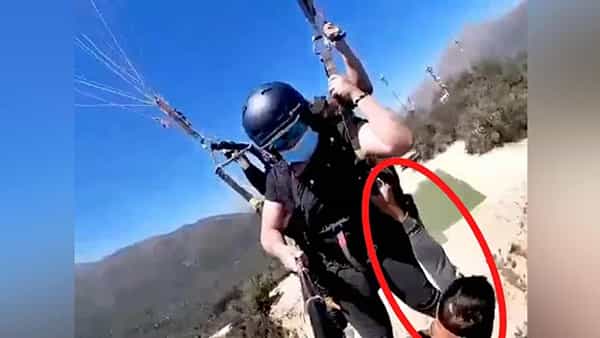 Viral Video: ఓ మై గాడ్.. అదృష్టం అంటే ఇతనిదే.. కొంచెం తేడా అయినా ప్రాణాలే పోయేవి..