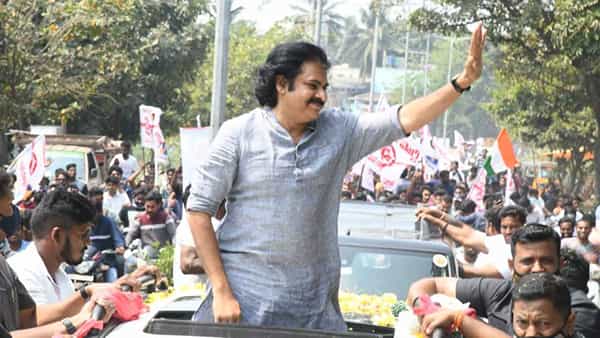 Janasena Party: రావులపాలెం చేరుకున్న జనసేనాని.. అడుగడుగునా జనసంద్రం.. ఓ రైతు అరటిగెల గిఫ్ట్..
