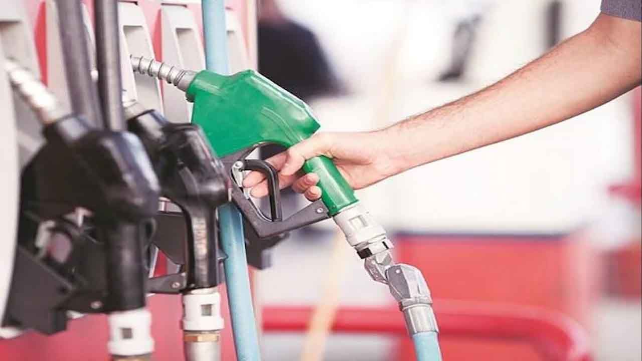 Petrol, Diesel prices: భారీగా పెరిగిన క్రూడా ఆయిల్ ధర.. రేపటి నుంచి పెట్రోల్, డీజిల్​ ధరలు పెరుగుతాయా..!