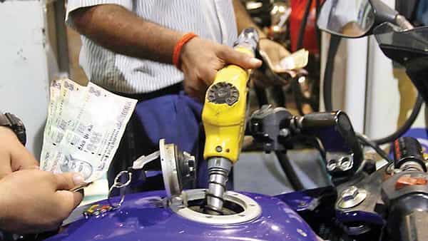 Petrol Diesel Price: రష్యా-ఉక్రెయిన్ రచ్చ కారణంగా పెరిగిన ముడి చమురు ధరలు.. మన దేశంలో మాత్రం పెట్రోల్-డీజిల్ ధరలు ఇలా..