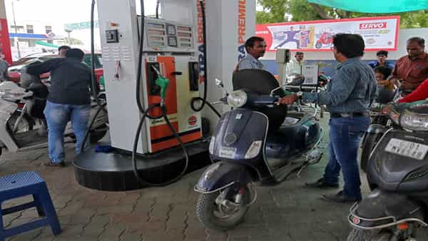 Petrol Price Today: ఈరోజు కూడా స్థిరంగా పెట్రోల్, డీజిల్ ధరలు.. కొన్ని చోట్ల మాత్రం పెరుగుదల..