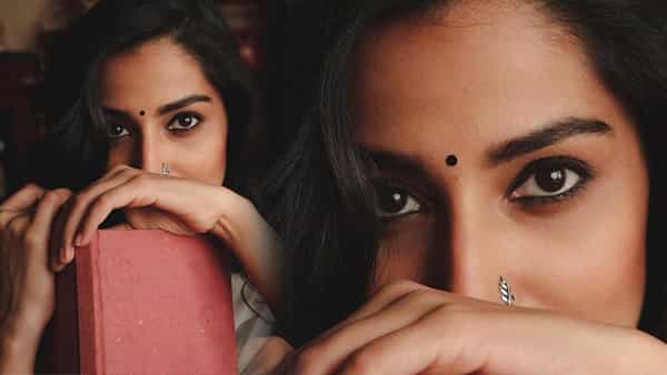 కళ్లలోనే కోటి జలపాతాలు.. నవ్వితే కమ్ముతాయి వెన్నెల రాత్రులు..ఈ వయ్యారి ఎవరో గుర్తించారా