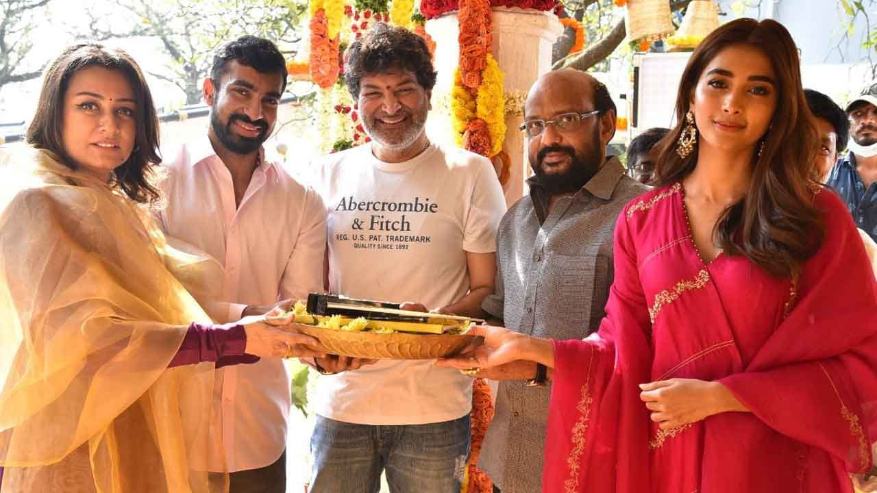 SSMB28: మహేష్ బాబు లేకుండానే సినిమా షూరు చేసిన త్రివిక్రమ్.. స్పెషల్ అట్రాక్షన్‏గా నమ్రత..