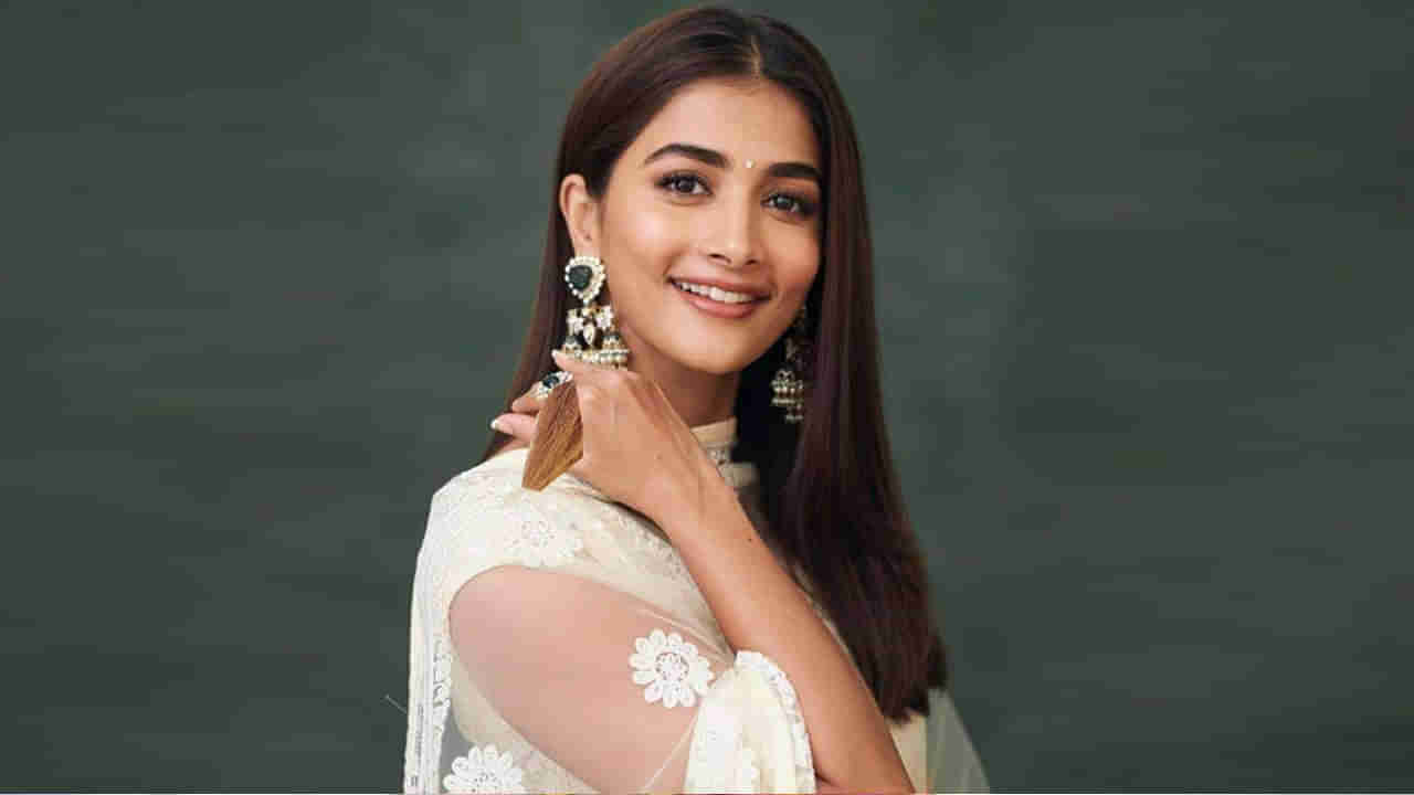 Pooja Hegde: ఆ స్టార్ హీరోతో స్పెషల్ సాంగ్‌లో స్టెప్పులేయనున్న బుట్టబొమ్మ.. ఇంతకు అతడు ఎవరంటే..