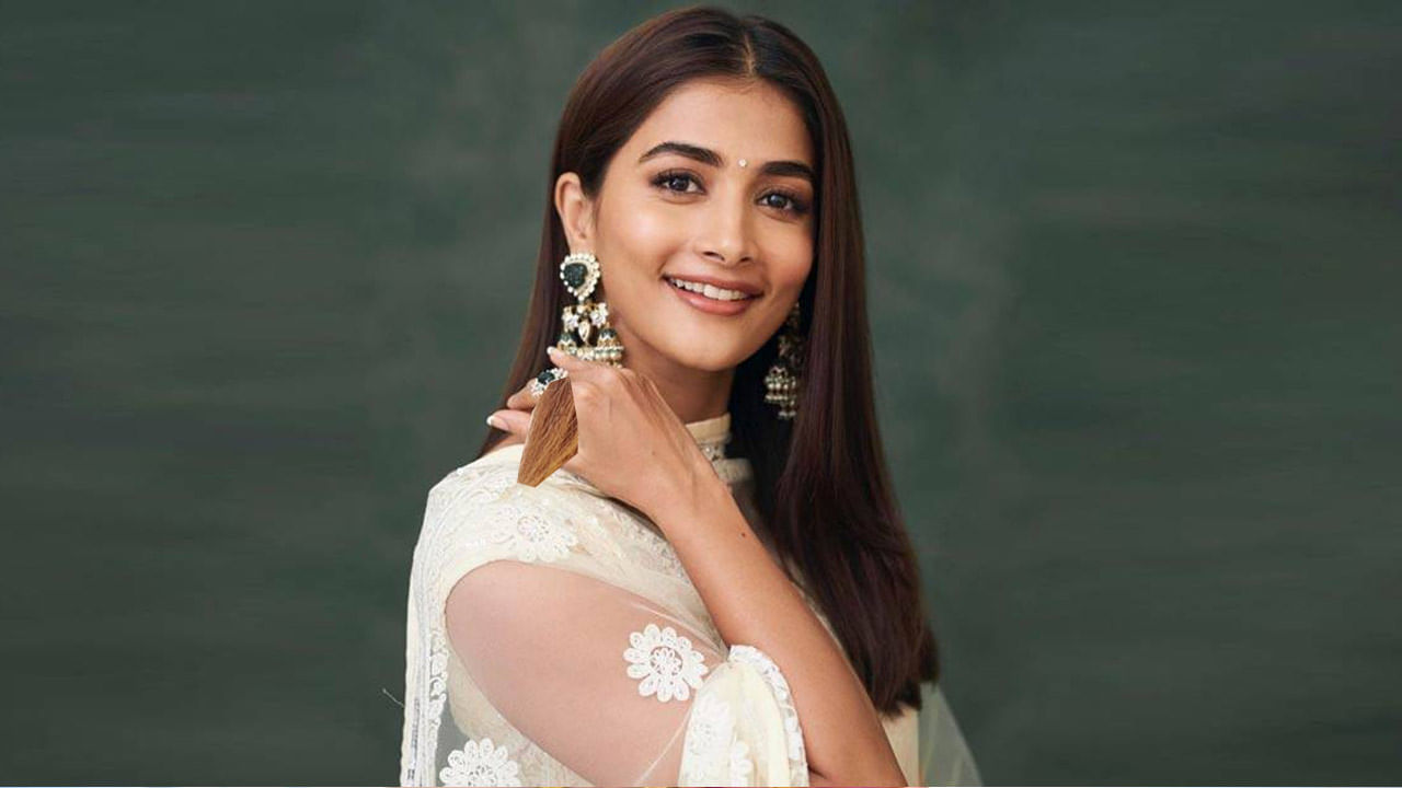 Pooja Hegde: ఆ స్టార్ హీరోతో స్పెషల్ సాంగ్‌లో స్టెప్పులేయనున్న బుట్టబొమ్మ.. ఇంతకు అతడు ఎవరంటే..