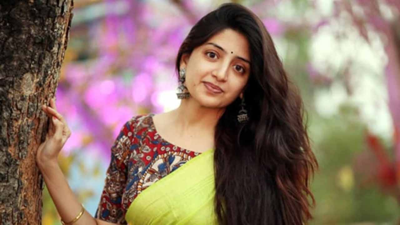 Poonam Kaur: పూనమ్ కౌర్ ఆసక్తికర ట్వీట్.. స్క్రీన్ షాట్ షేర్ చేస్తూ రివ్యూ చెప్పేసిందిగా..