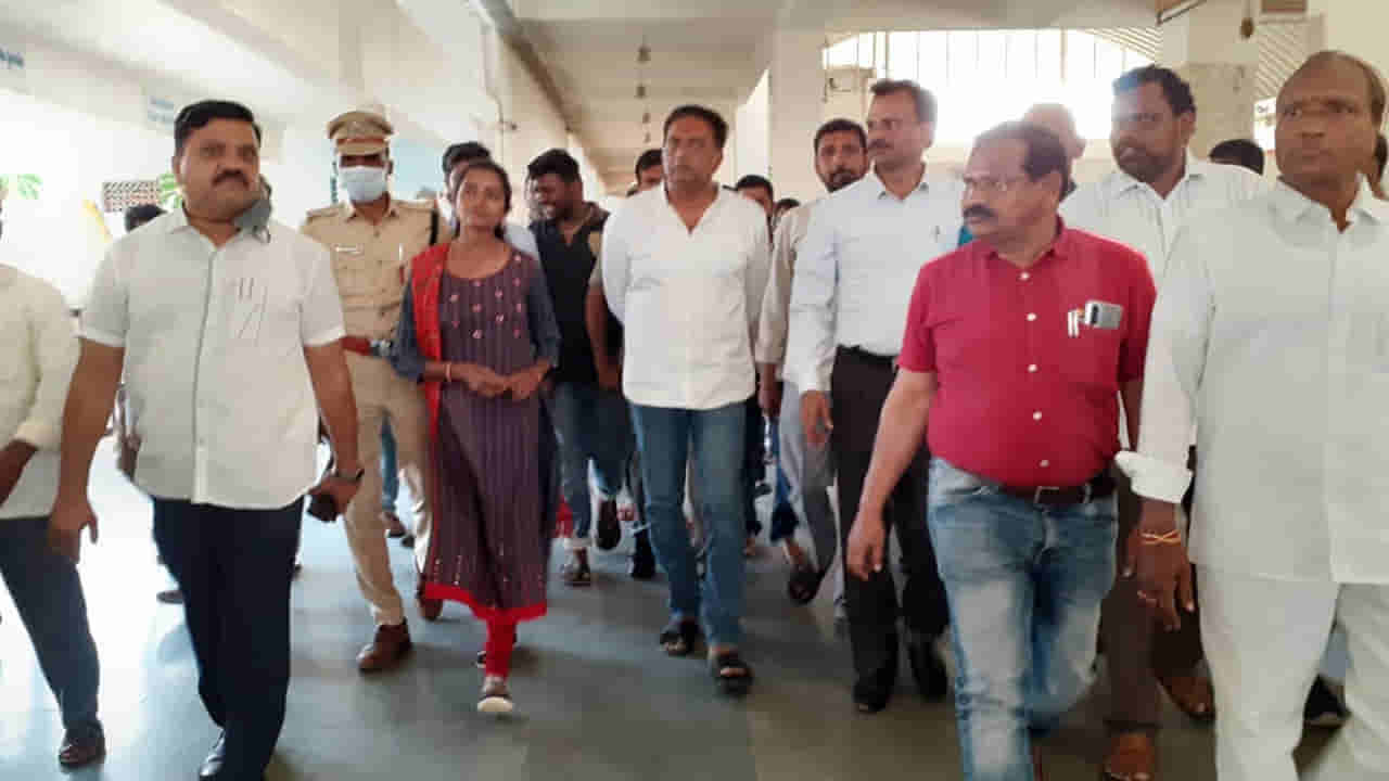 Prakash Raj: సీఎం కేసీఆర్ సొంత నియోజకవర్గంలో పర్యటించిన ప్రకాశ్ రాజ్.. కారణమేంటంటే..