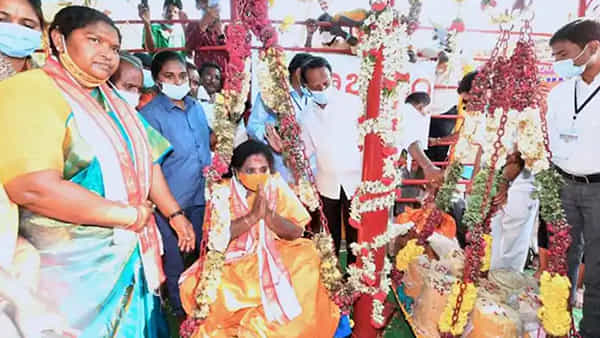 Governor Protocol: మేడారంలో ప్రొటోకాల్ ఉల్లంఘన.. గవర్నర్కు స్వాగతం, వీడ్కోలు పలికేందుకు రాని అధికారులు..