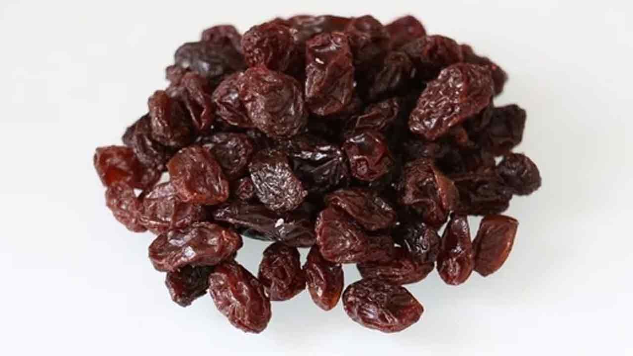 Raisins Side Effects: ఎండుద్రాక్షను అతిగా తింటున్నారా.. వీటివలన శరీరంలో కలిగే దుష్ప్రభావాల గురించి తెలుసుకోండి..