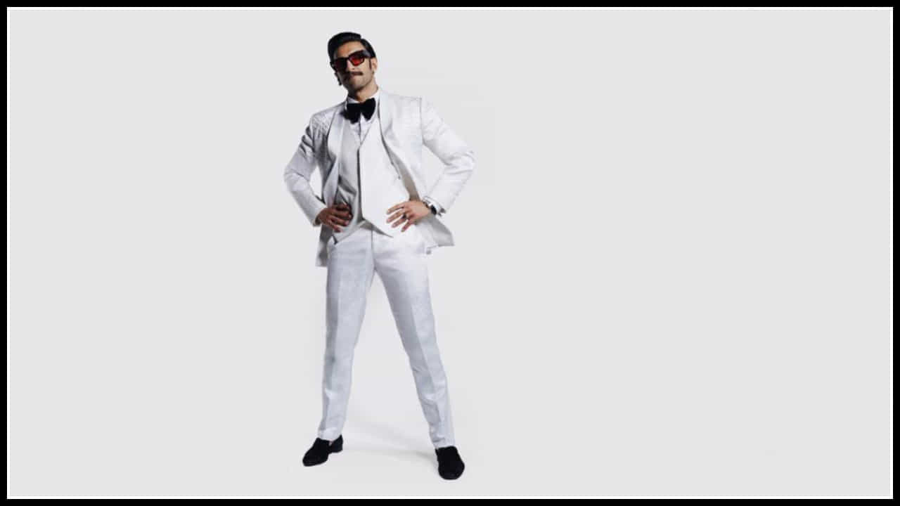 Ranveer Singh: స్టైలీష్ లుక్లో అట్రాక్ట్ చేస్తోన్న బాలీవుడ్ స్టార్ హీరో.. రణ్ వీర్ సింగ్ లేటేస్ట్ ఫోటోస్ వైరల్..