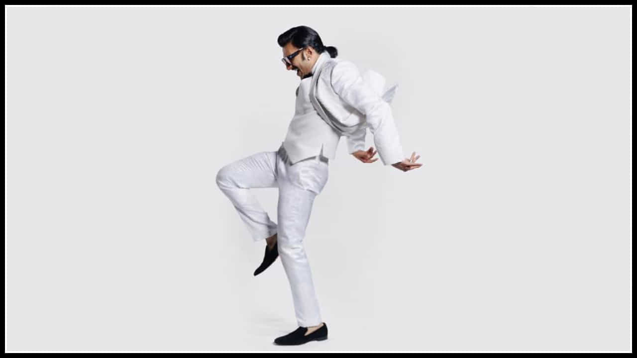 Ranveer Singh: స్టైలీష్ లుక్లో అట్రాక్ట్ చేస్తోన్న బాలీవుడ్ స్టార్ హీరో.. రణ్ వీర్ సింగ్ లేటేస్ట్ ఫోటోస్ వైరల్..
