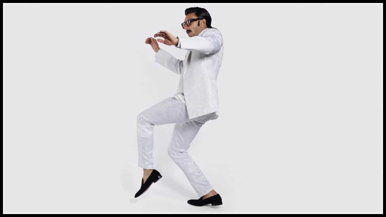 Ranveer Singh: స్టైలీష్ లుక్లో అట్రాక్ట్ చేస్తోన్న బాలీవుడ్ స్టార్ హీరో.. రణ్ వీర్ సింగ్ లేటేస్ట్ ఫోటోస్ వైరల్..